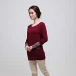 冬的厚重材质自然需要大气沉稳的色彩与之相得益彰，高贵神秘的熟果色便于这黑白灰之中跳脱出来。